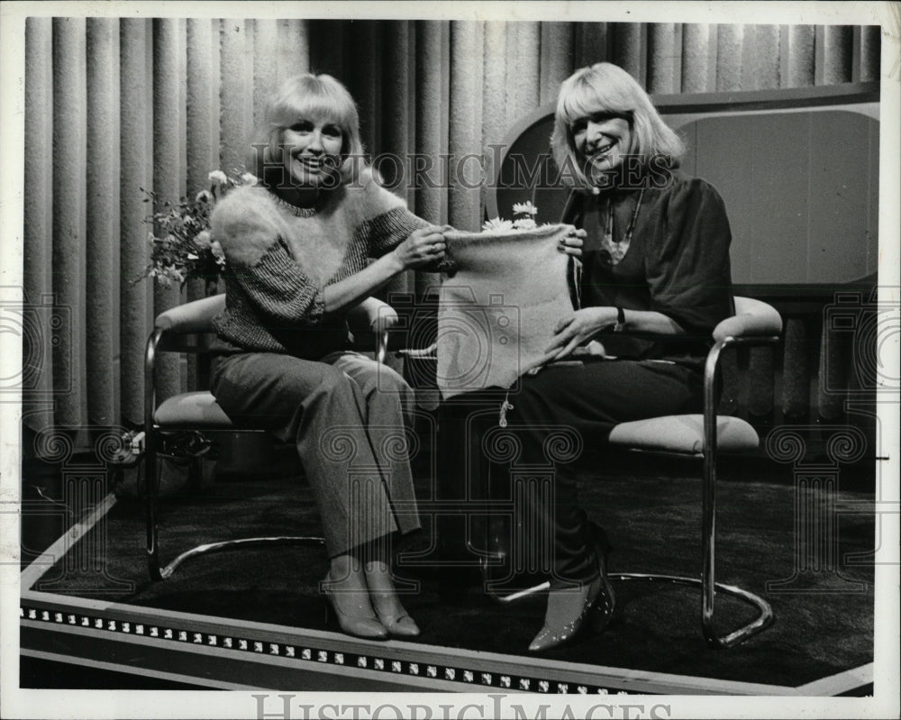 1982 Press Photo Marilyn Turner Patti Kearns TV Hostess - RRW83861 - Historic Images