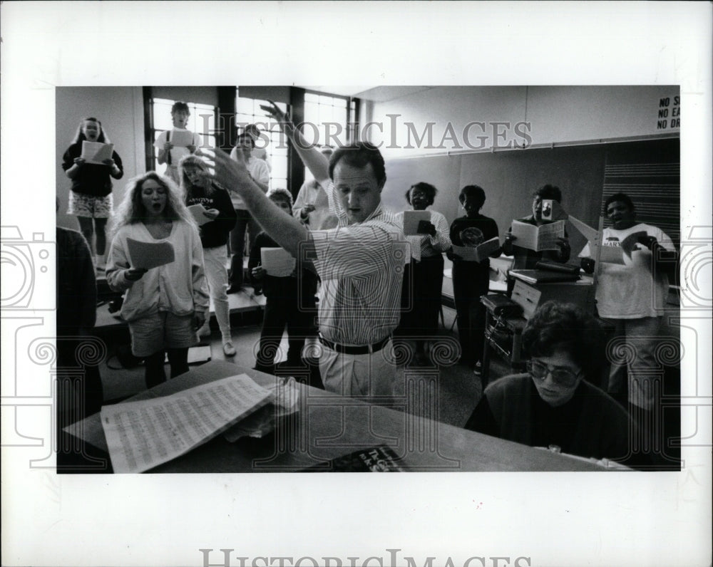 1989 Press Photo Jim Turner High School Choral Director - RRW83917 - Historic Images