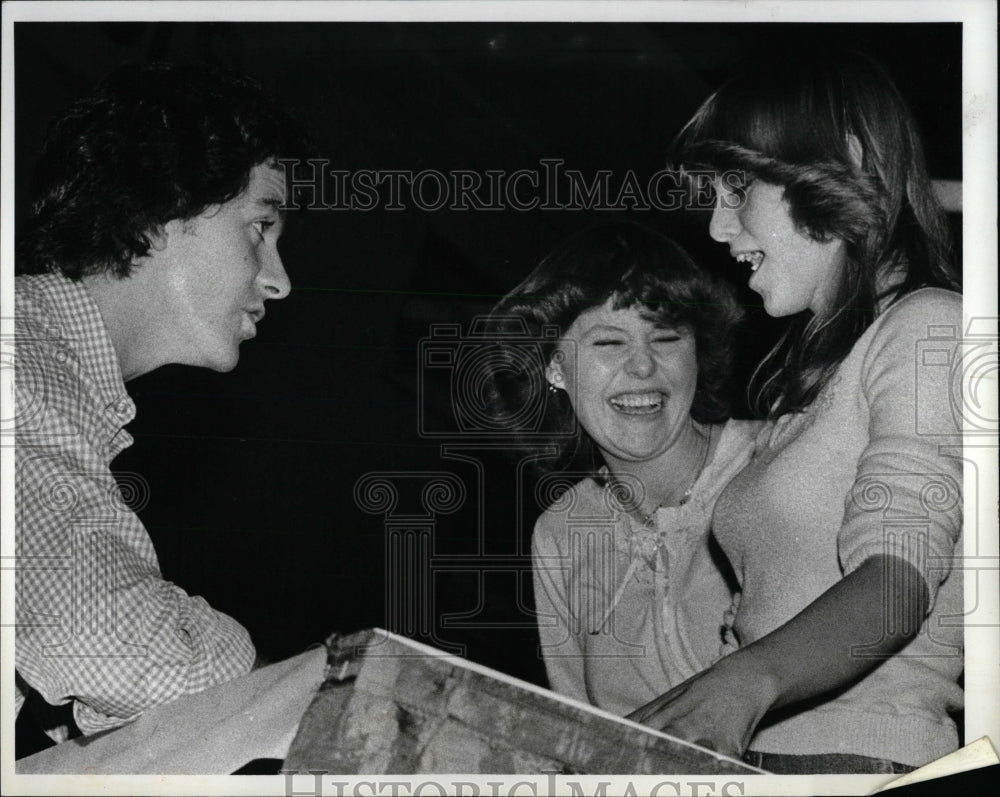 1982 Press Photo Actor Patrick Duffy Dallas Autographs - RRW84003 - Historic Images