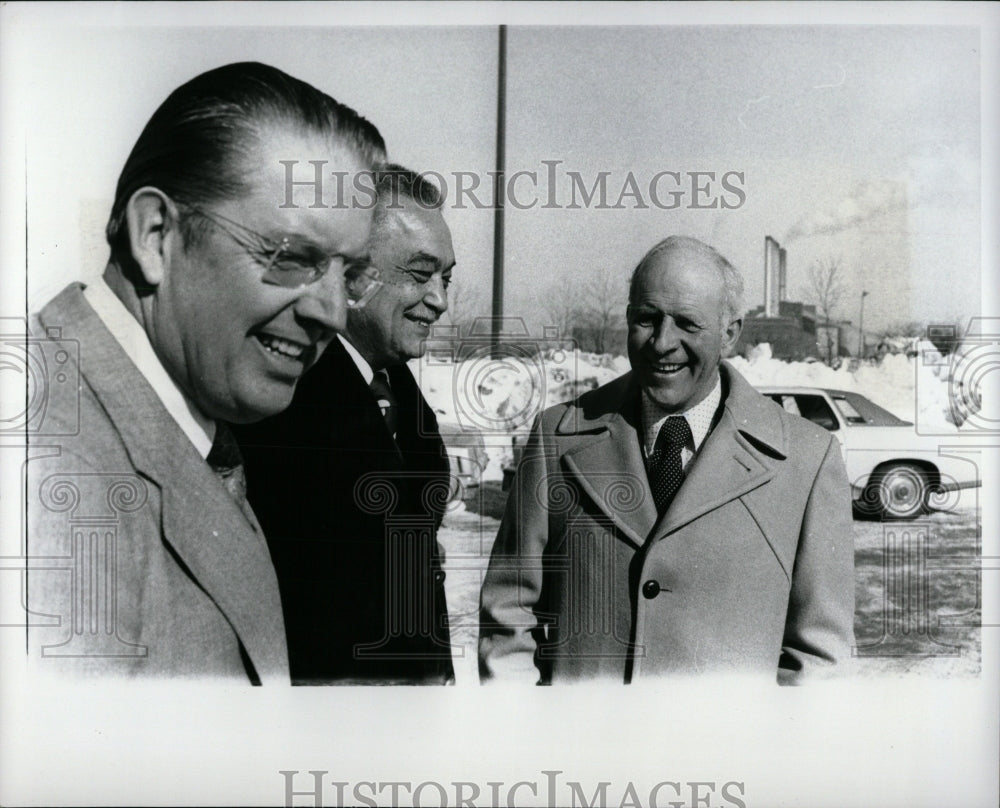 1978 Press Photo Dr. H Tanner DNR Mayor C Young Detroit - RRW84045 - Historic Images
