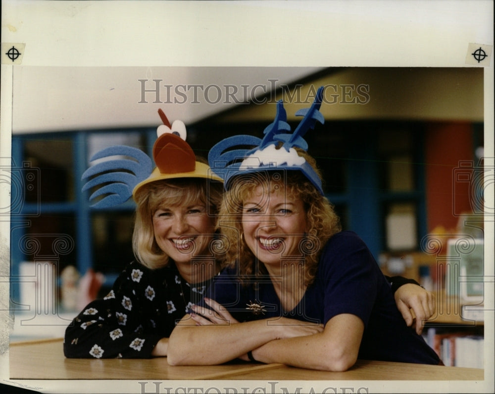 1991 Press Photo Teacher Susan Michigan Cross Mary Beth - RRW84097 - Historic Images