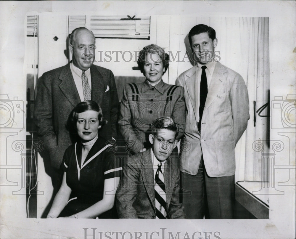 1950 Press Photo Mr &amp; Mrs George T. Trumbull &amp; Family - RRW84125 - Historic Images