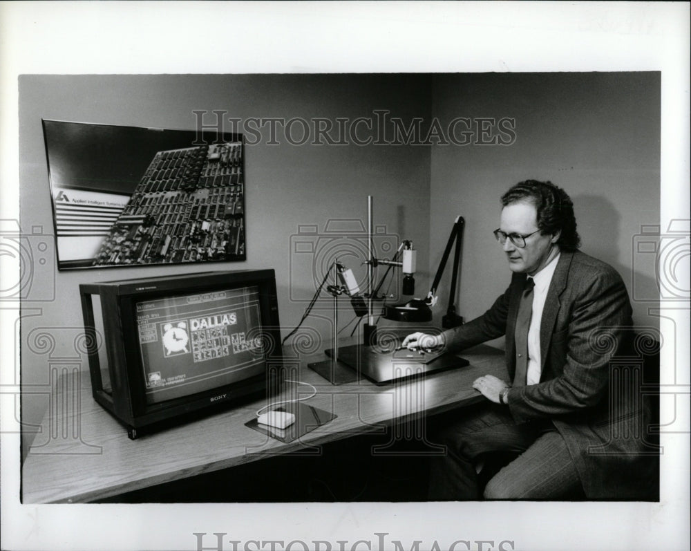 1991 Press Photo Charles Tuckey Senior Manager Machine - RRW84181 - Historic Images