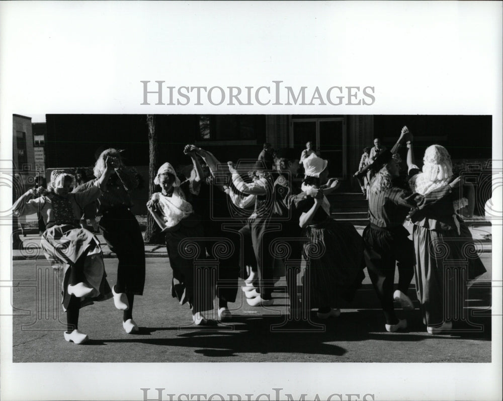 1989 Press Photo Tulip Festival Holland Girl Shoe Off - RRW84237 - Historic Images