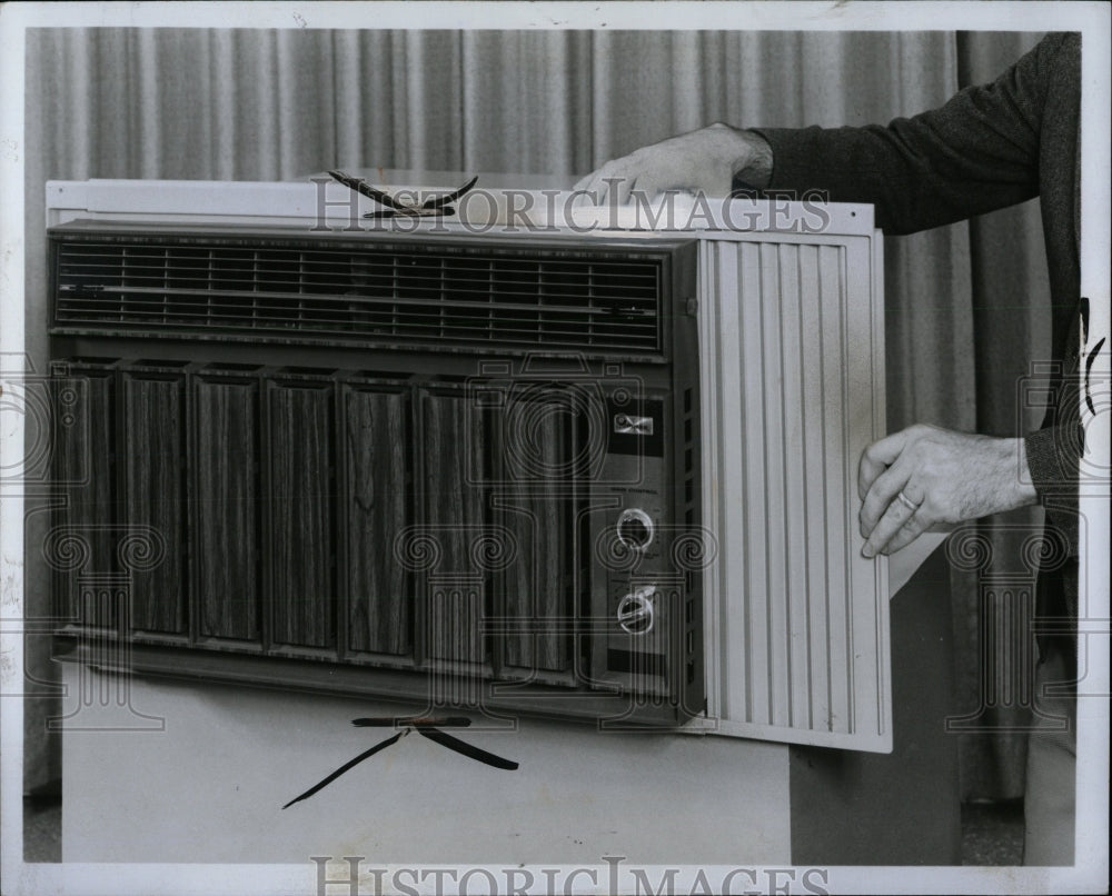 1975 Press Photo Window Air Conditioning Unit - RRW84249 - Historic Images