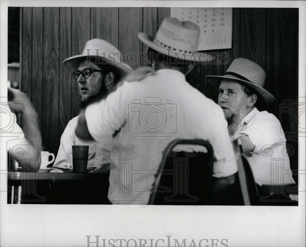 1975 Press Photo Amish Men - RRW84347 - Historic Images