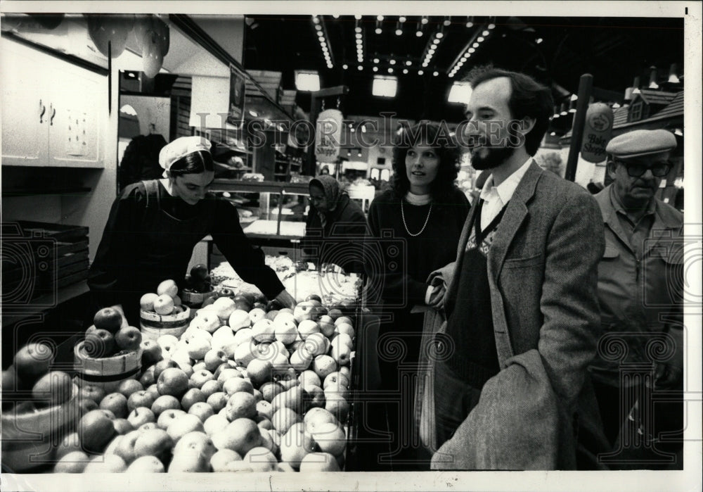 1986 Press Photo Kraybills Purchase Amish Apples PA - RRW84361 - Historic Images