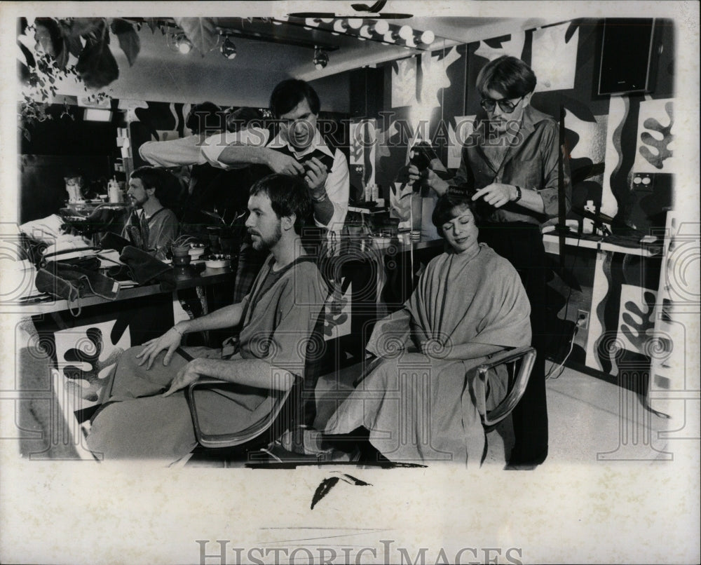 1976 Press Photo Beauty Parlor Men Haircut Women Salon - RRW84395 - Historic Images