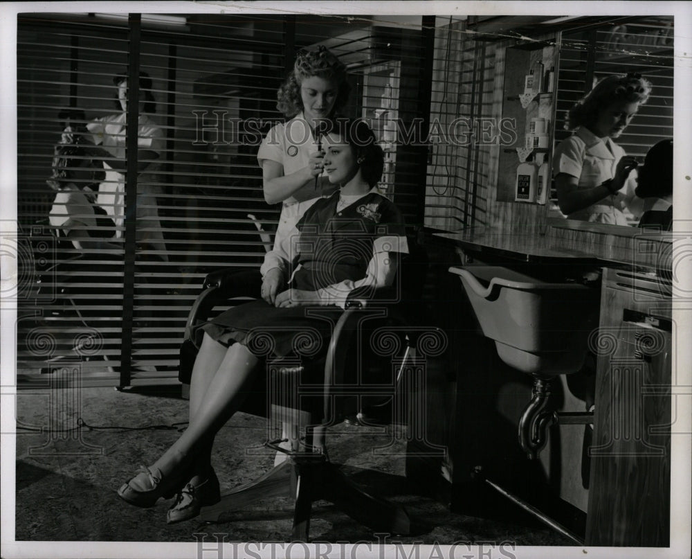 1943 Press Photo Women War Workers Beauty Salon MI - RRW84397 - Historic Images