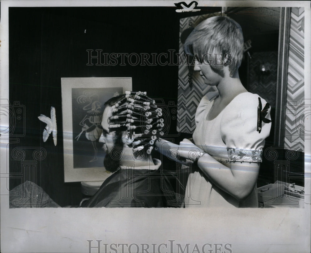 1974 Press Photo B Hieger Hair Permanent Detroit Salon - RRW84407 - Historic Images