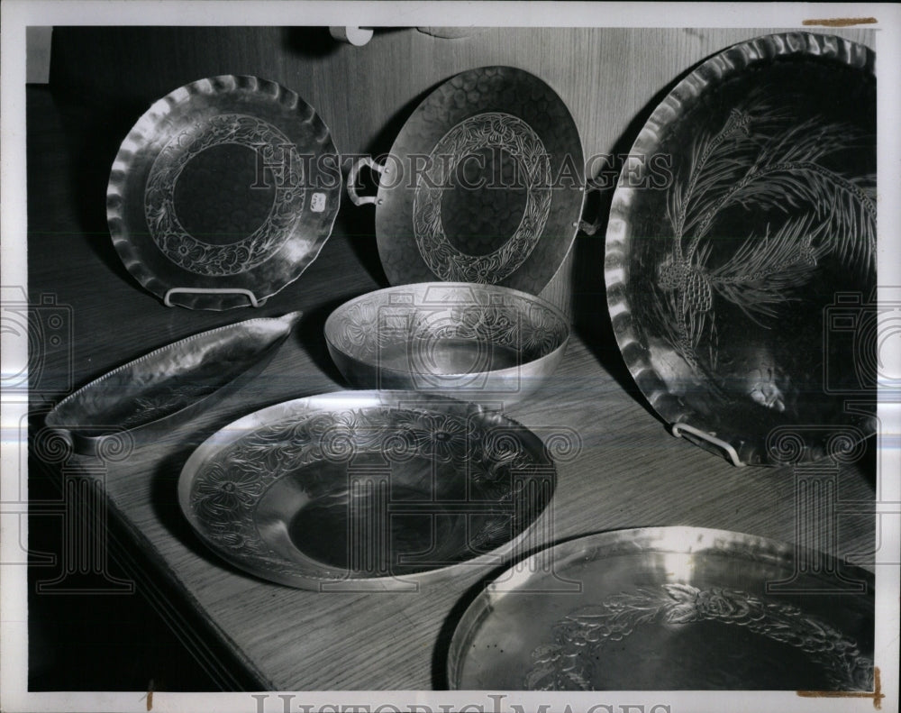 1945 Press Photo Ornamental Aluminum Ware - RRW84417 - Historic Images