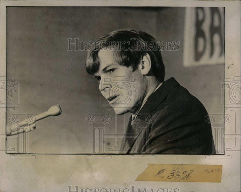 1970 Press Photo Person attend meeting speech stage - RRW84755 - Historic Images