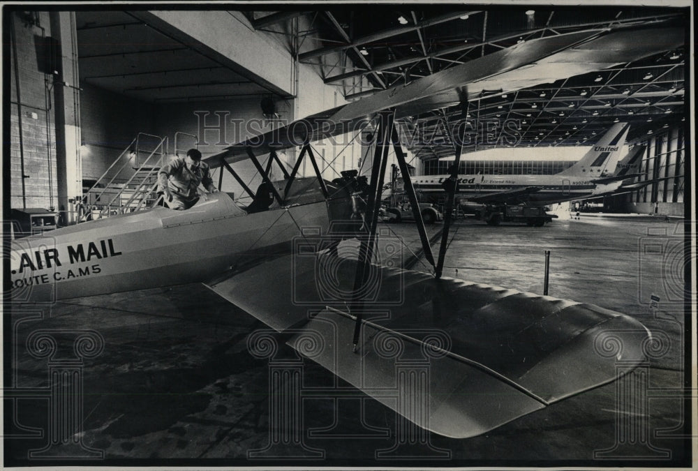1976 Press Photo Buck Hilbert Pilot Airplane Fancier - RRW84775 - Historic Images