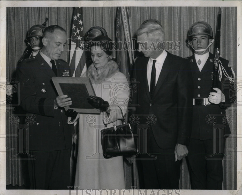 1967 Press Photo Frederick M. Davis War Hero Parents - RRW84865 - Historic Images