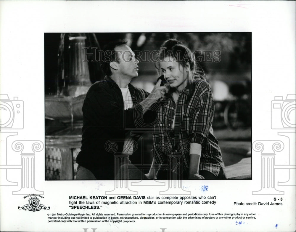 1994 Press Photo Michael Keaton and Geena Davis &quot;Speech - RRW84877 - Historic Images