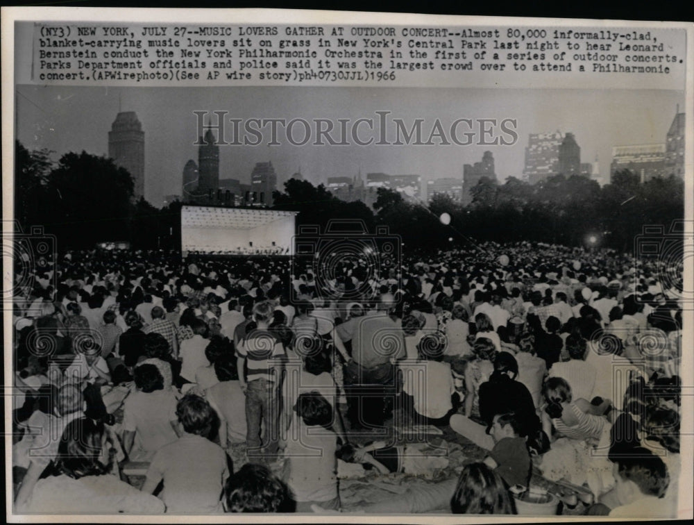 1966 Press Photo NY Central Park Leonard Bernstein Clad - RRW84911 - Historic Images