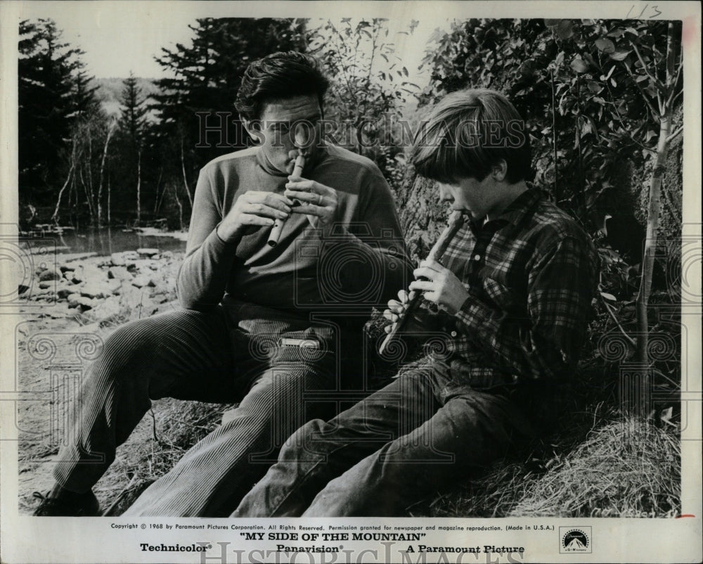 1969 Press Photo Theodore Bickel Teddy Eccles Folk Farm - RRW84957 - Historic Images