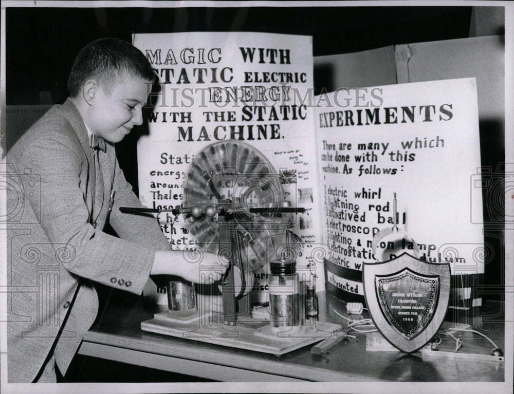 1960 Press Photo Static Machine Wins Prize - RRW84997 - Historic Images