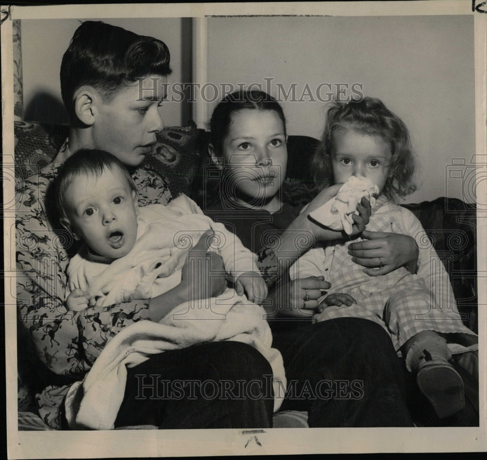 1949 Press Photo Jean Barker Ronnie Wynne Virginia Home - RRW85087 - Historic Images