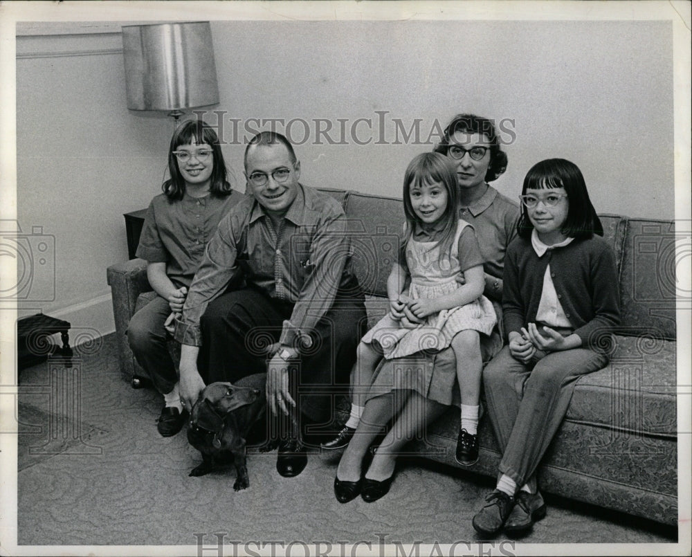 1965 Press Photo Allerton Barnes family suburbia Aurora - RRW85097 - Historic Images