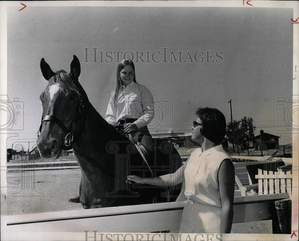 1987 Press Photo Vicky Mrs Walter Arapahoe Riding Club - RRW85129 - Historic Images