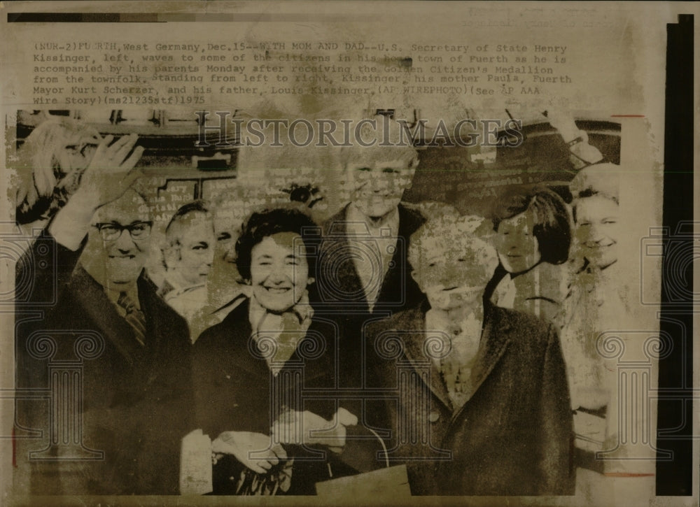 1975 Press Photo Henry Kissinger US Louis Kurt Citizen - RRW85157 - Historic Images
