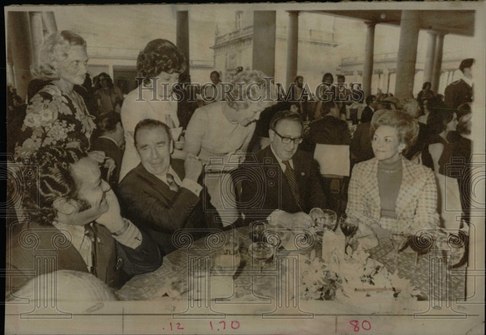 1974 Press Photo Henry Kissingerssion autograph Mexico - RRW85209 - Historic Images