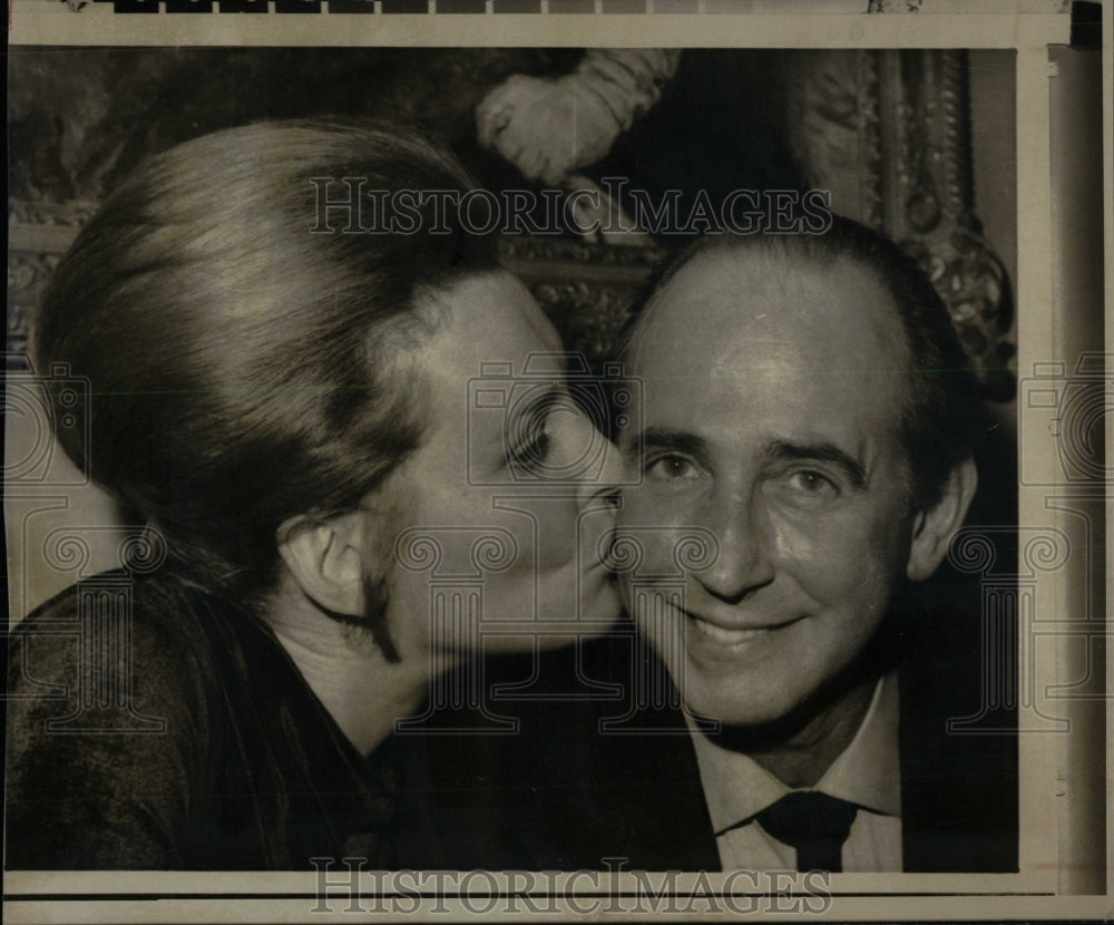 1970 Press Photo Goeran Gentele Overjoyed Met Marit - RRW85305 - Historic Images
