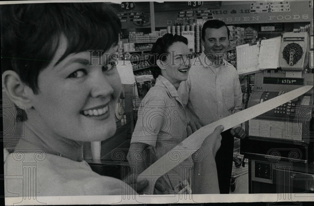 1967 Press Photo Mr. &amp; Mrs. Ronald B. Adams Shopping - RRW85385 - Historic Images