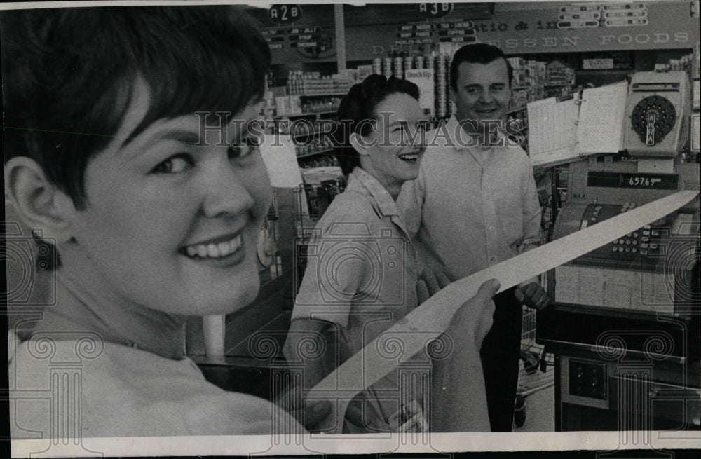 1967 Press Photo Mr. & Mrs. Ronald B. Adams Shopping - RRW85385 - Historic Images