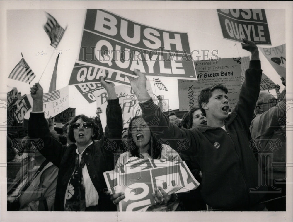 1988 Press Photo Supporters Protesters Bush Quayle - RRW85399 - Historic Images