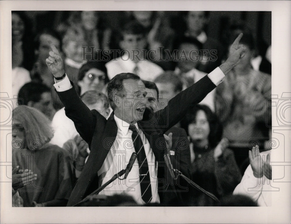 1988 Press Photo George Bush finishe talk Arapahoe - RRW85409 - Historic Images