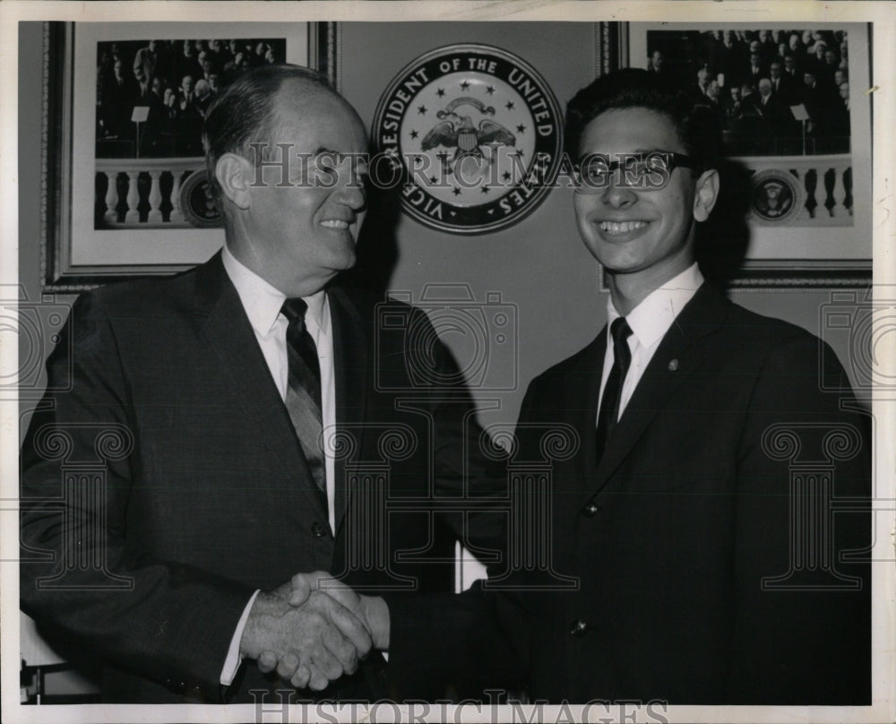 1966 Press Photo Gary Giannuzzi Sen Hubert Humphrey US - RRW85687 - Historic Images