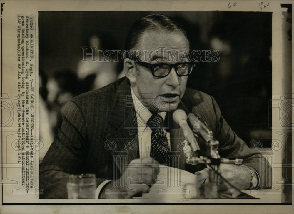1971 Press Photo Secretary Richard Lyng nutrition meets - RRW85815 - Historic Images