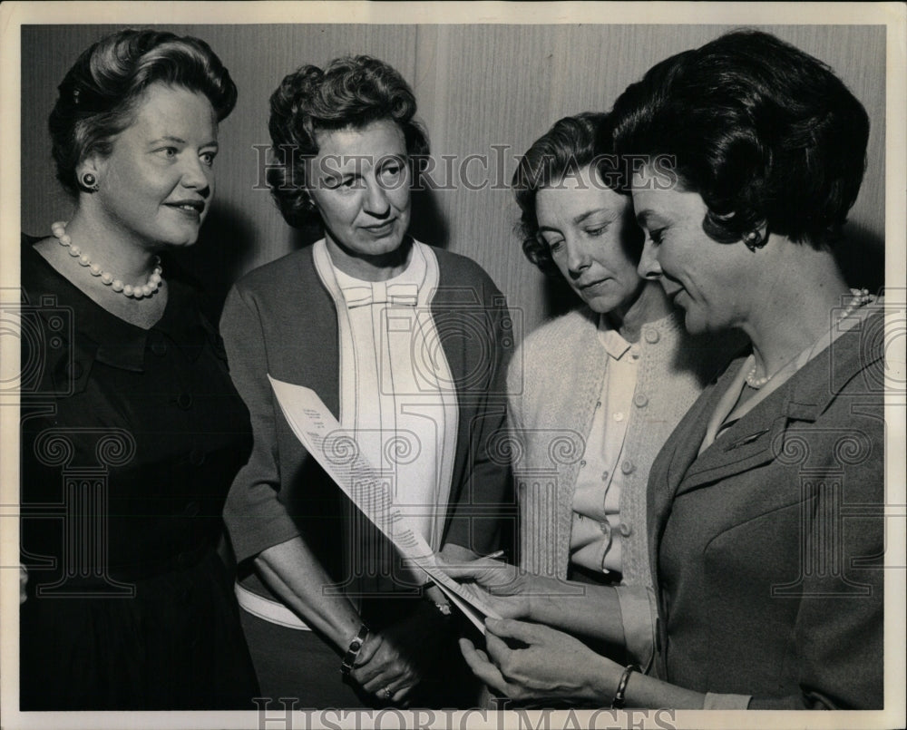 1964 Press Photo Top Secretaries Children's Hospital - RRW85881 - Historic Images