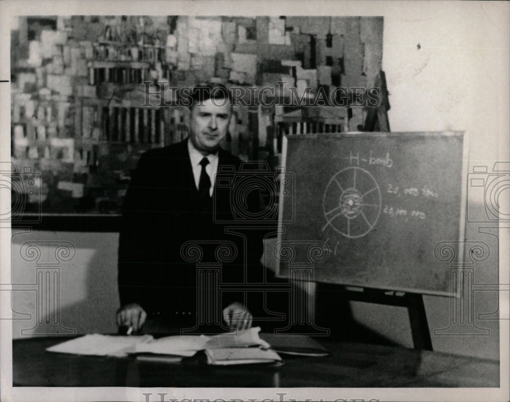 1966 Press Photo Physicist author Dr Ralph Lapp Nuclear - RRW85969 - Historic Images