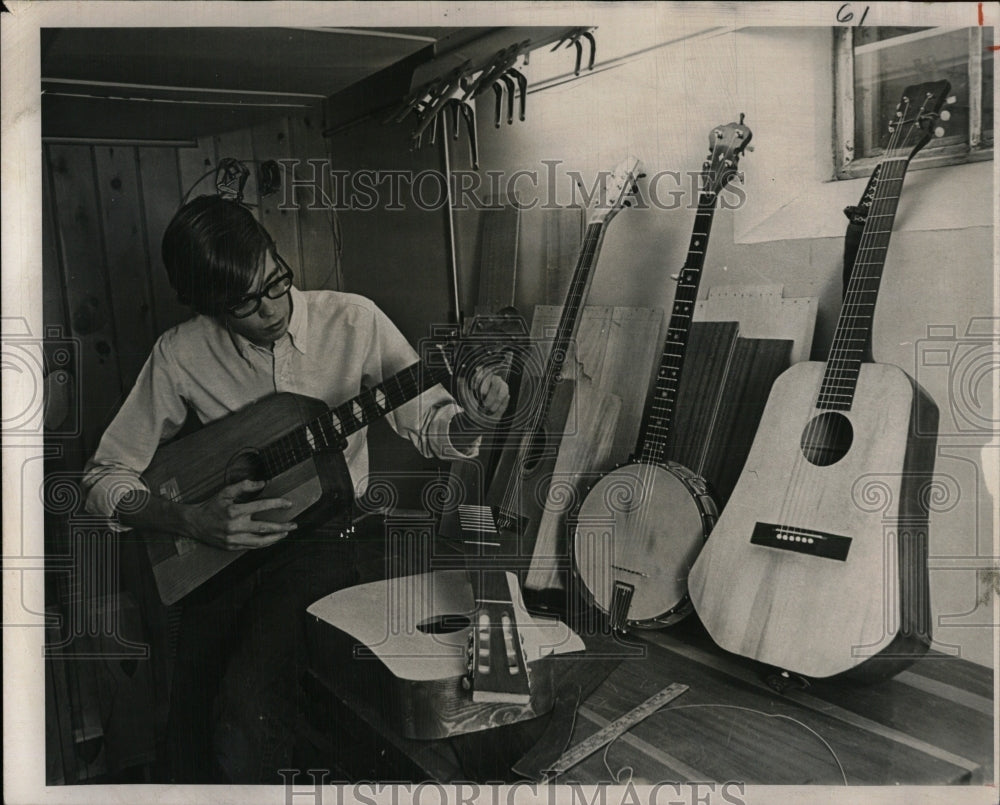 1966 Press Photo Max Krimmel plastic bathroom Guitar - RRW86077 - Historic Images
