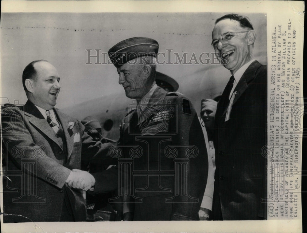 1945 Press Photo Courtney Hodges War Hero Ellis Arnall - RRW86169 - Historic Images