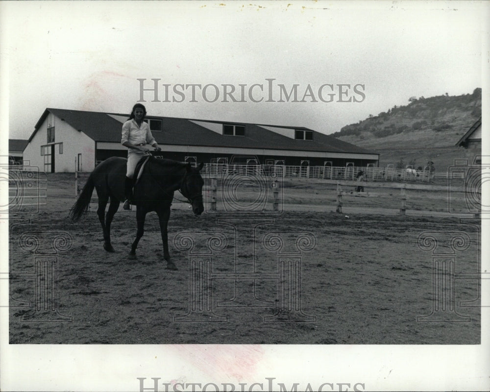 1982 Press Photo Woman Rides Horse Corral - RRW86375 - Historic Images