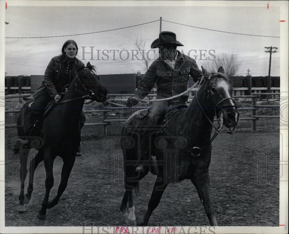 1974 Press Photo Pam Ziltstra &amp; John Keen rides horses. - RRW86491 - Historic Images