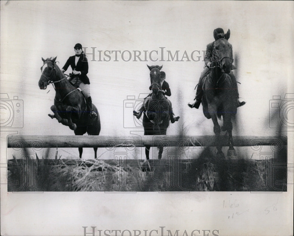 1970 Press Photo Horse Jumper Show - RRW86535 - Historic Images