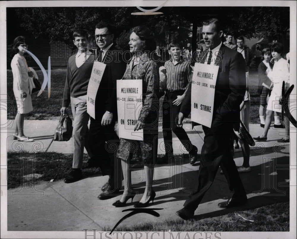 1966 Press Photo Ed Emery Margaret Burke Ronald strike - RRW86577 - Historic Images