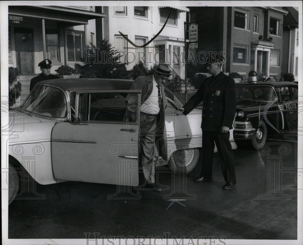 1959 Press Photo Caught from drunk driving by policeman - RRW86617 - Historic Images