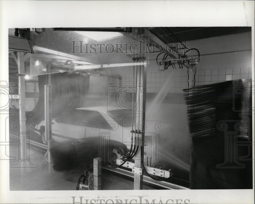 1992 Press Photo Car into automatic car wash - RRW86623 - Historic Images