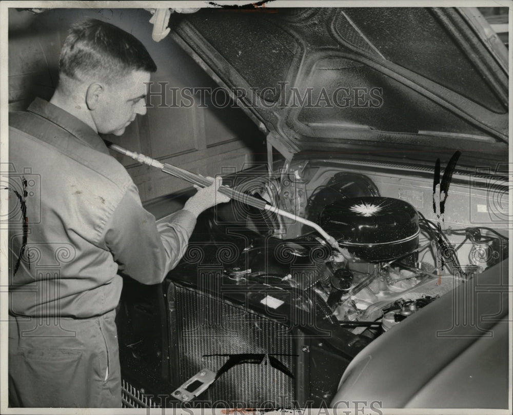 1961 Press Photo Auto Car Engine Washing Cleaning - RRW86627 - Historic Images