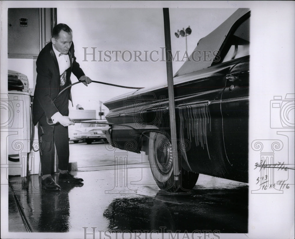 1961 Press Photo Automobile Autocar Wheel Motor Washing - RRW86631 - Historic Images