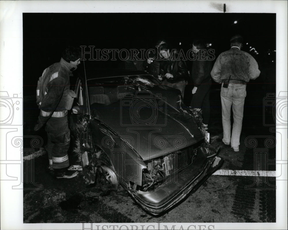 1990 Press Photo Police inspect a stolen car - RRW86653 - Historic Images