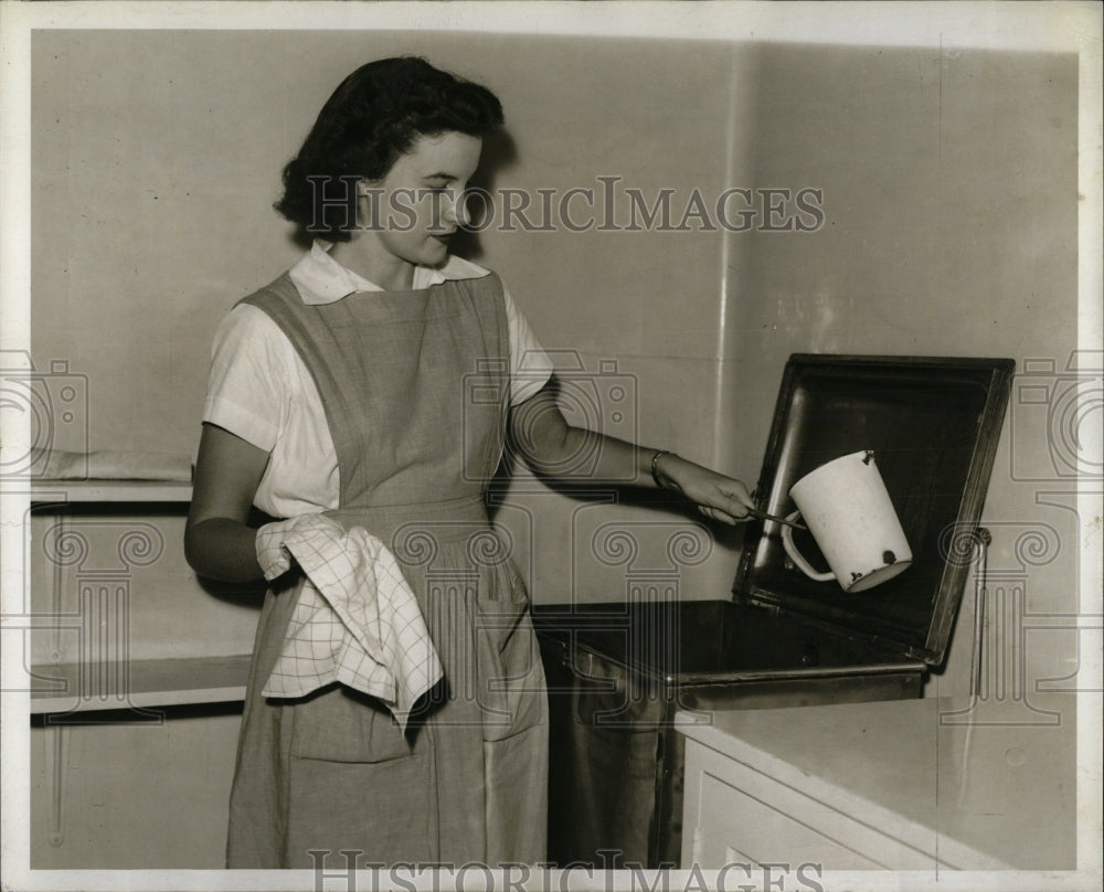 1943 Press Photo Fred Reder Detroit Society Nurse Aide - RRW86663 - Historic Images