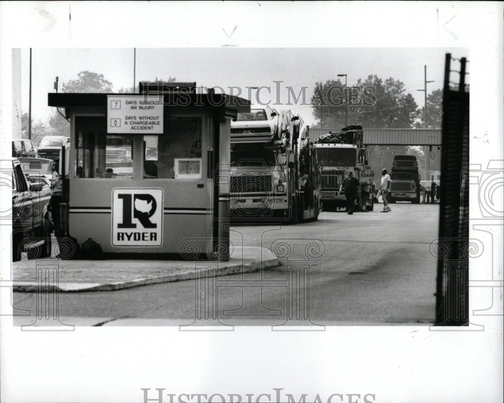 1991 Press Photo Truck Drivers Strike Dearborn Area - RRW86689 - Historic Images