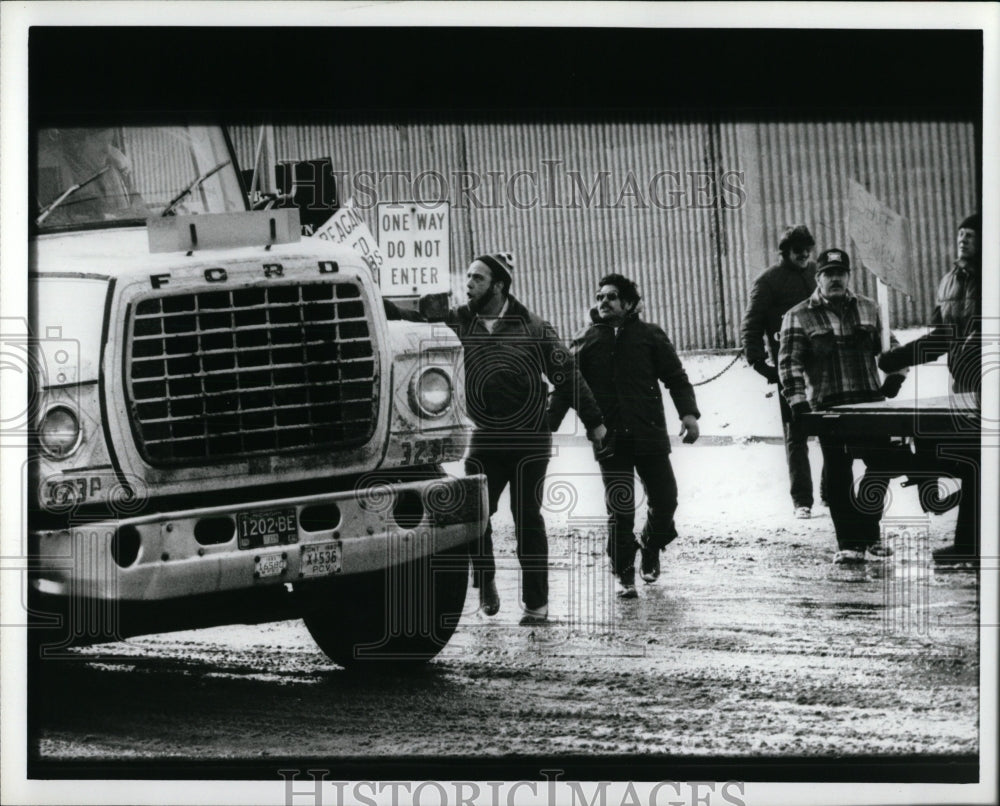 1983 Press Photo Truckers Strike - RRW86697 - Historic Images